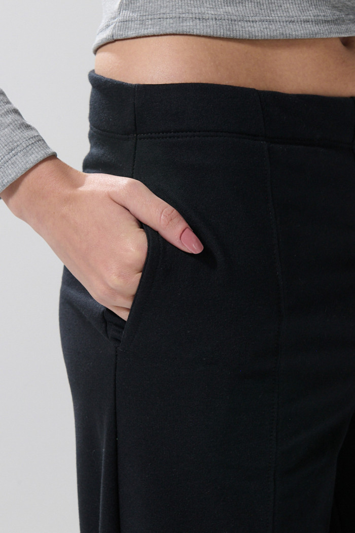 Pantalón unicolor tipo jogger con bota recta y bolsillos