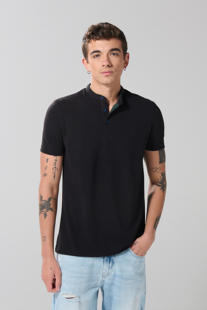 Camiseta azul intensa polo con manga corta y cuello nerú