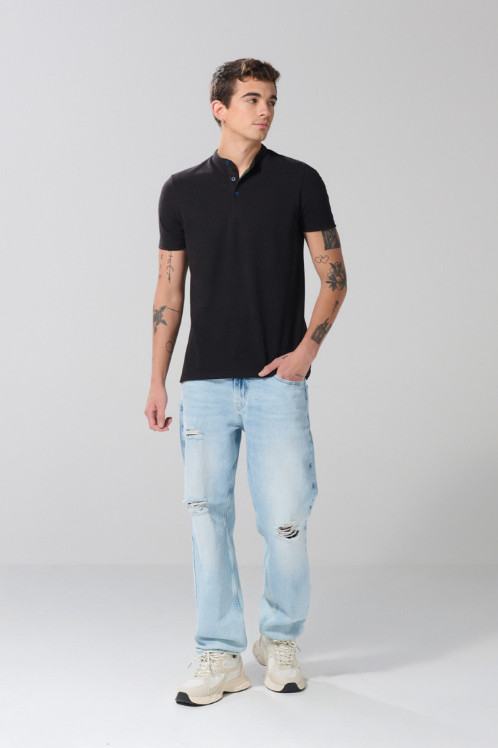Camiseta azul intensa polo con manga corta y cuello nerú