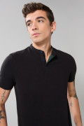 Camiseta azul intensa polo con manga corta y cuello nerú