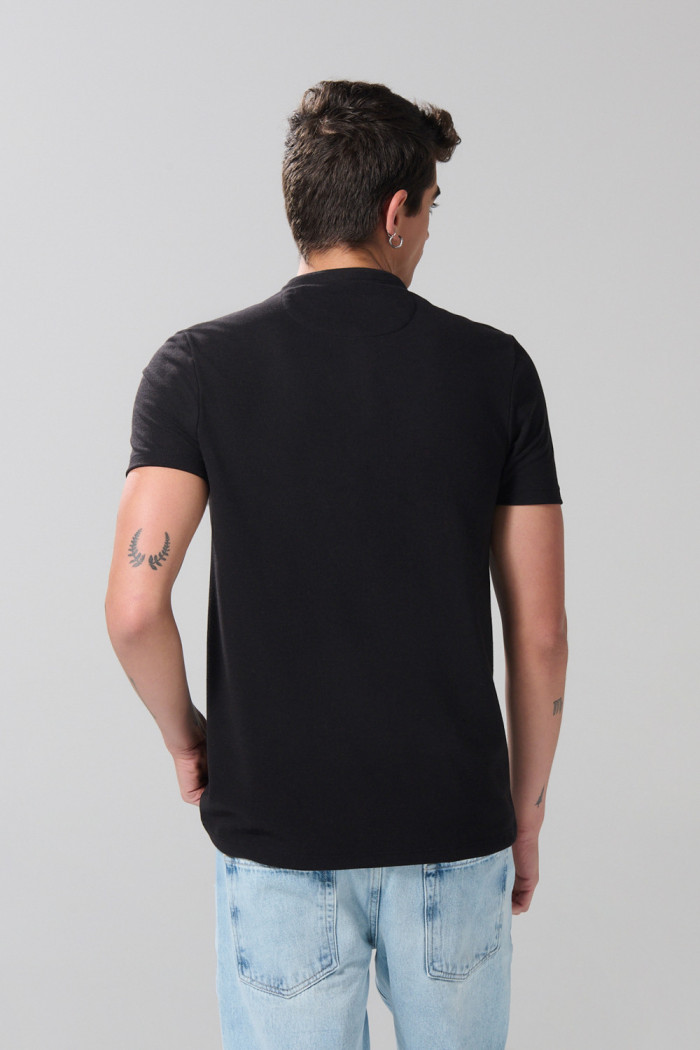Camiseta azul intensa polo con manga corta y cuello nerú