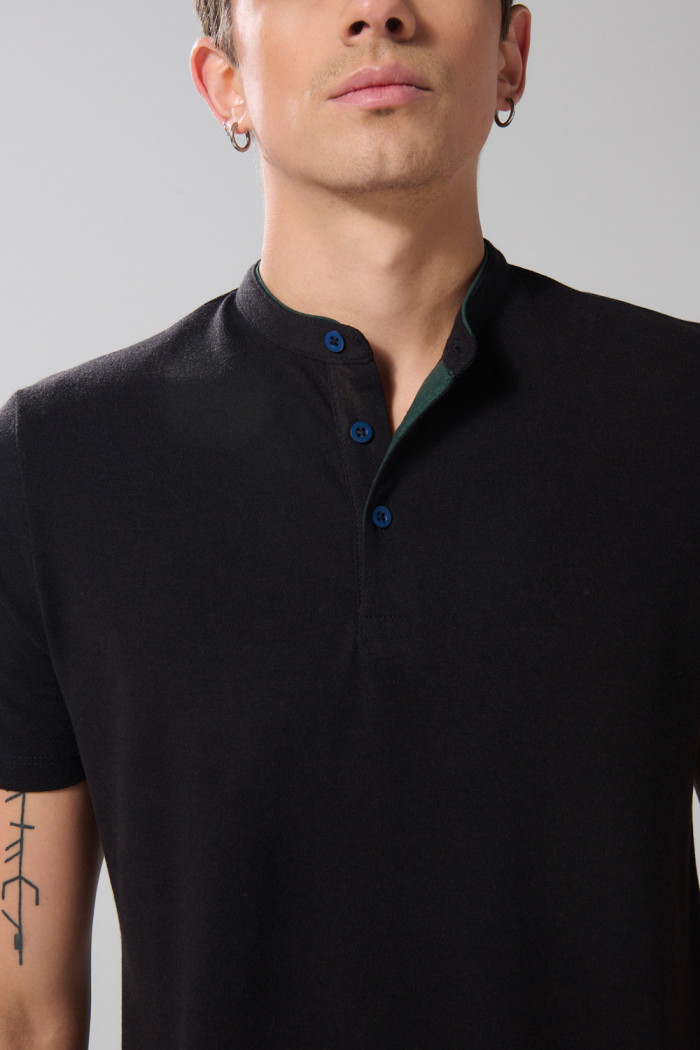 Camiseta azul intensa polo con manga corta y cuello nerú
