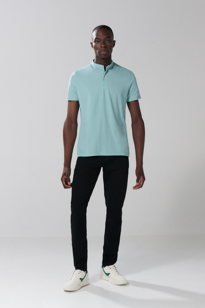 Camiseta polo cuello nerú unicolor con manga corta
