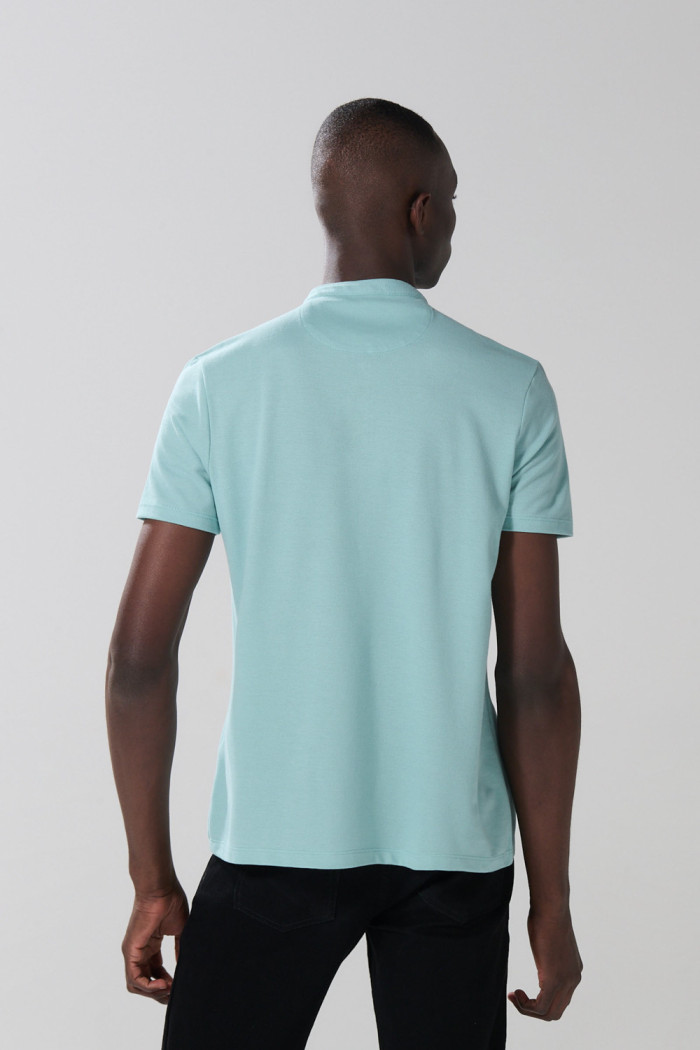 Camiseta polo cuello nerú unicolor con manga corta