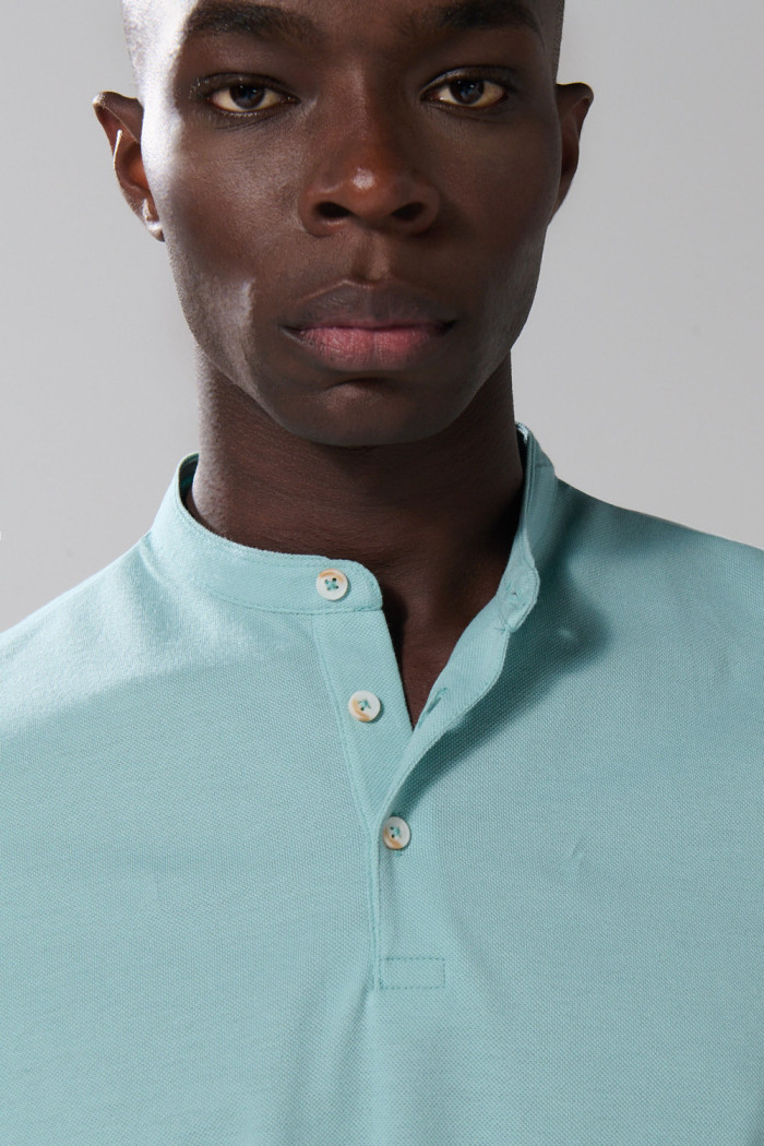 Camiseta polo cuello nerú unicolor con manga corta