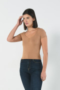 Camiseta ajustada en viscosa unicolor con cuello V