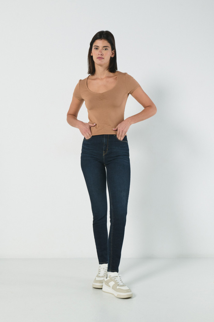 Camiseta ajustada en viscosa unicolor con cuello V