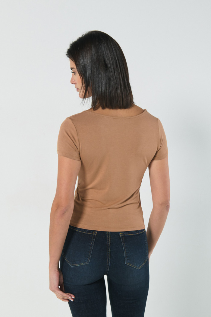 Camiseta ajustada en viscosa unicolor con cuello V