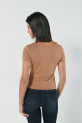 Camiseta ajustada en viscosa unicolor con cuello V