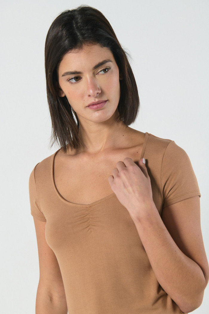 Camiseta ajustada en viscosa unicolor con cuello V
