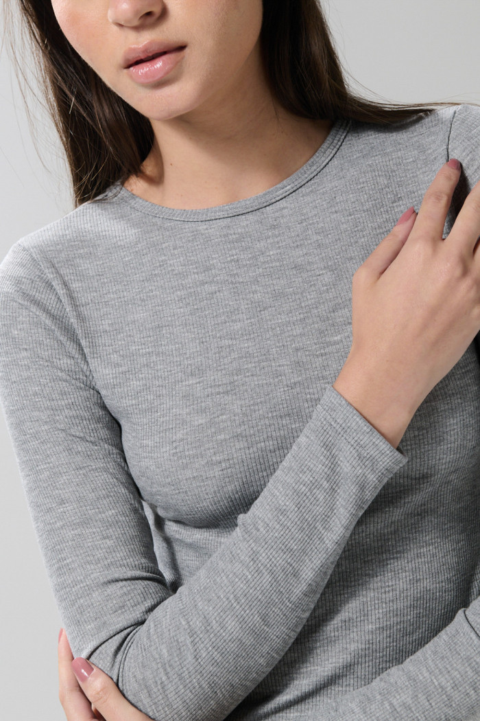 Camiseta ajustada unicolor manga larga con cuello redondo