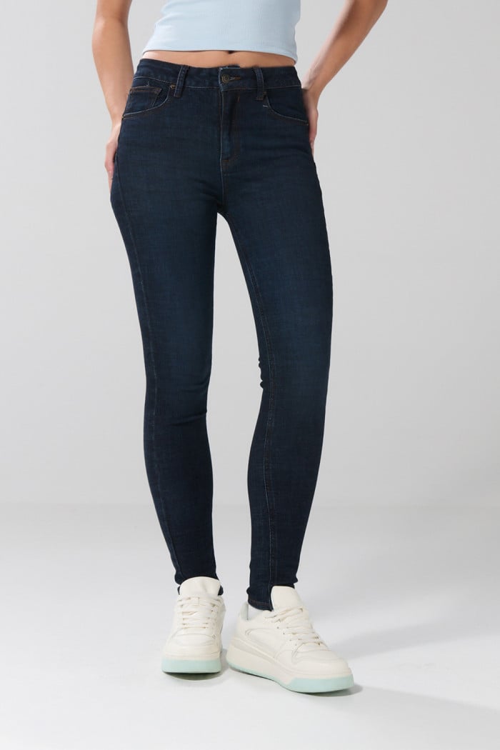 Jean push up azul intenso con realce y tiro alto