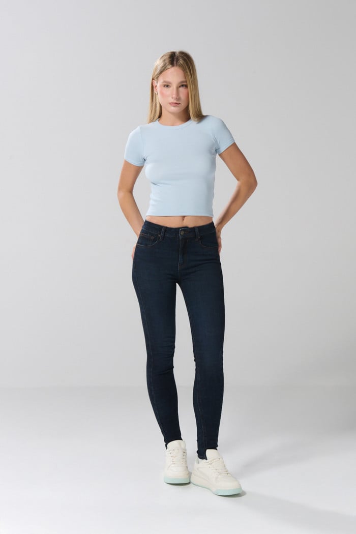 Jean push up azul intenso con realce y tiro alto