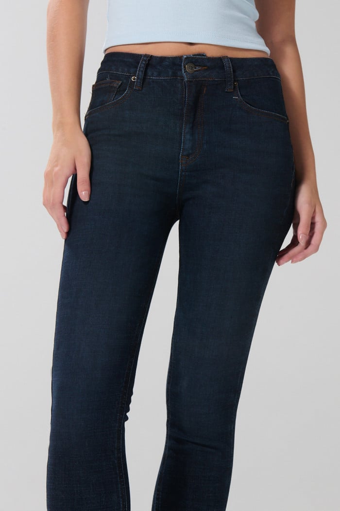 Jean push up azul intenso con realce y tiro alto