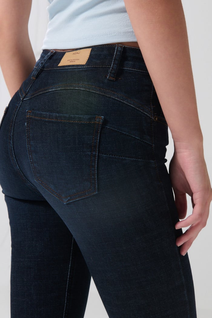 Jean push up azul intenso con realce y tiro alto