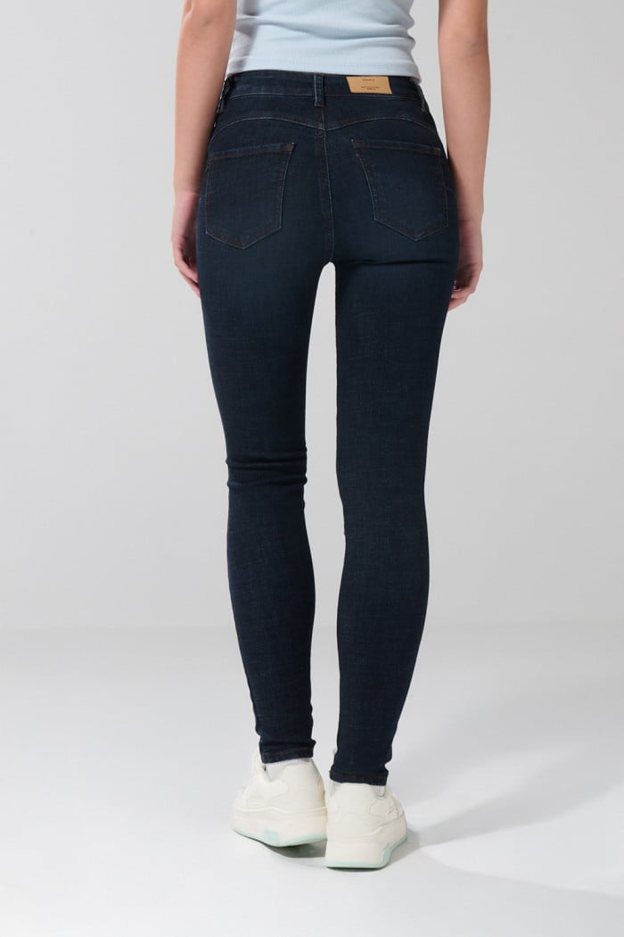 Jean push up azul intenso con realce y tiro alto