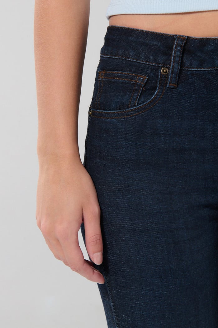 Jean push up azul intenso con realce y tiro alto