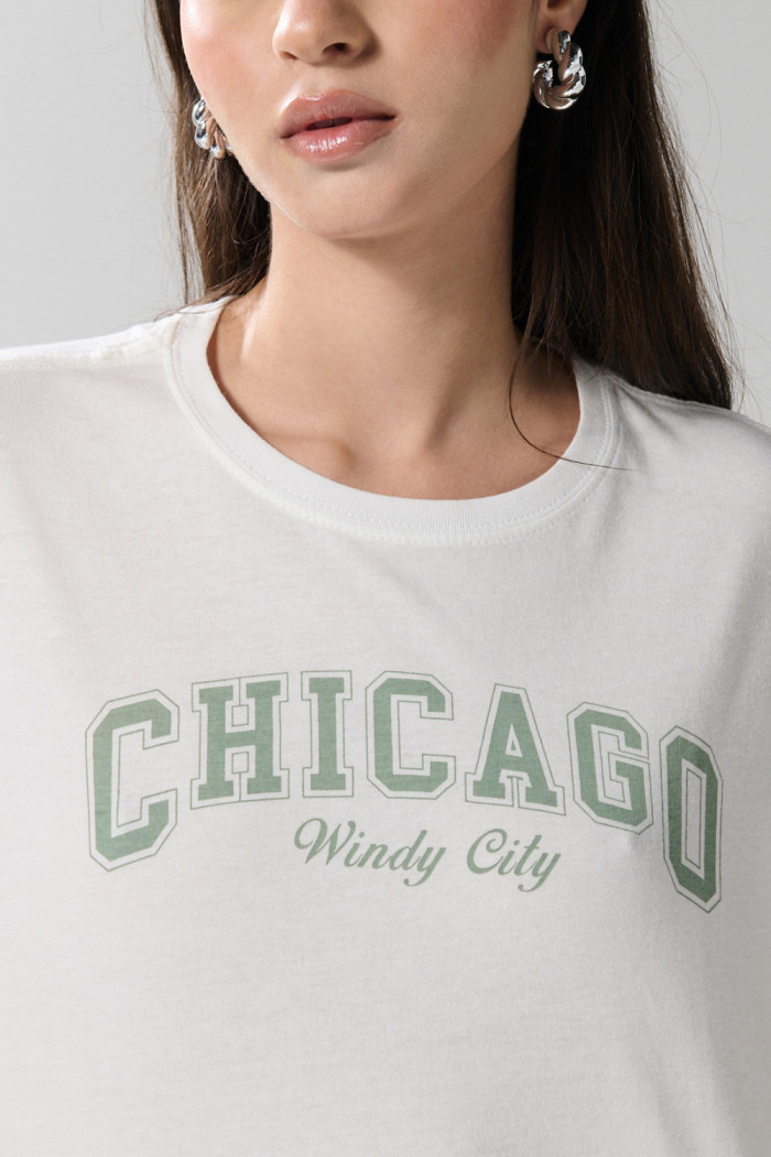 Camiseta crop top crema con diseño college delantero