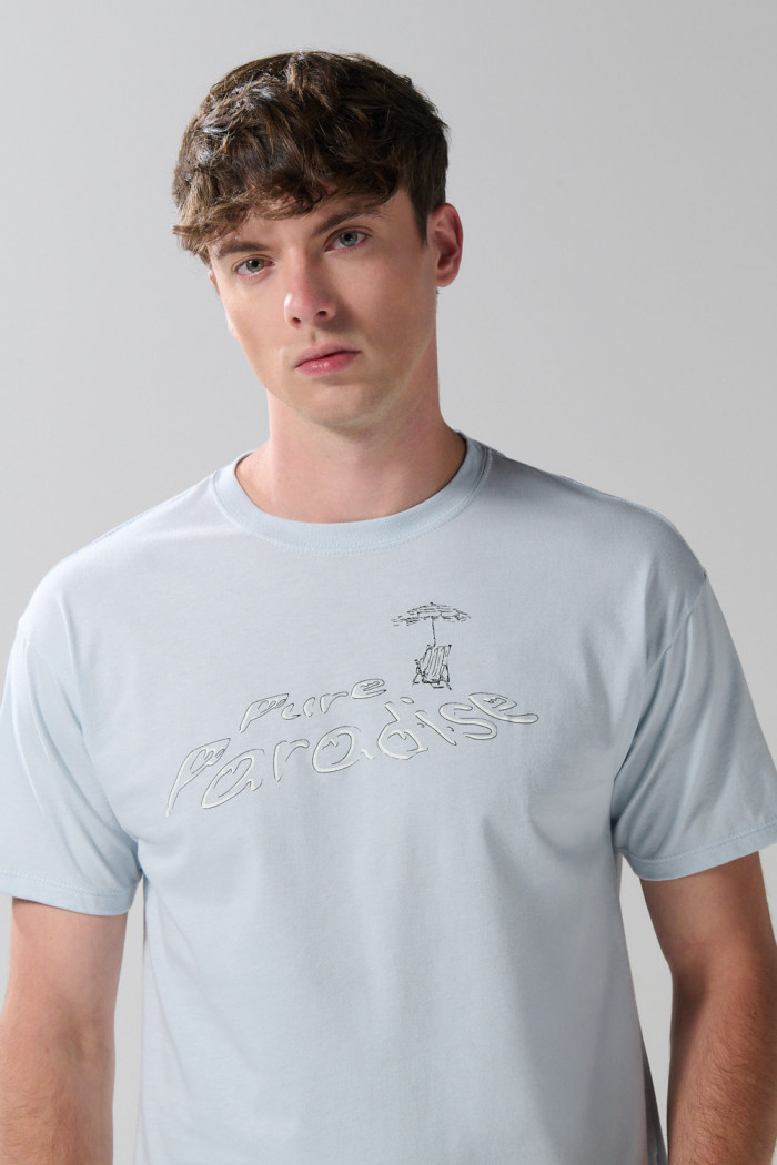 Camiseta azul clara manga corta con arte de playa