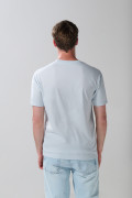 Camiseta azul clara manga corta con arte de playa