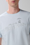 Camiseta azul clara manga corta con arte de playa