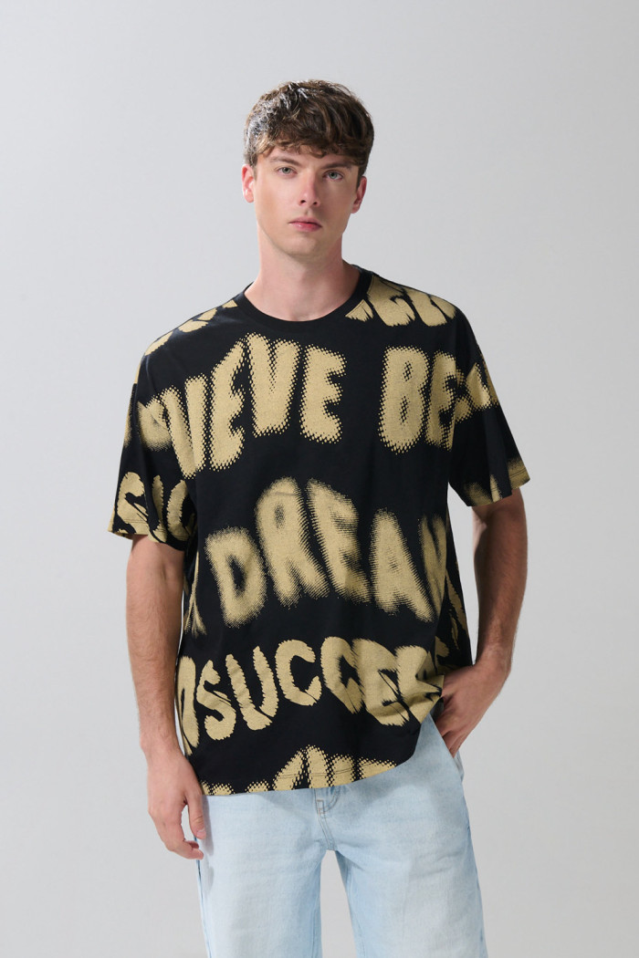 Camiseta oversize con unicolor manga corta con textos