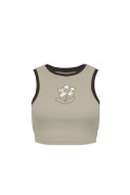 Camiseta manga sisa kaki con diseño de flor y contrastes