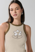 Camiseta manga sisa kaki con diseño de flor y contrastes
