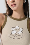 Camiseta manga sisa kaki con diseño de flor y contrastes