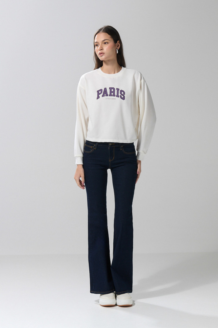Buzo crema claro crop top con diseño college de París