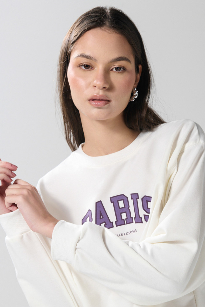 Buzo crema claro crop top con diseño college de París