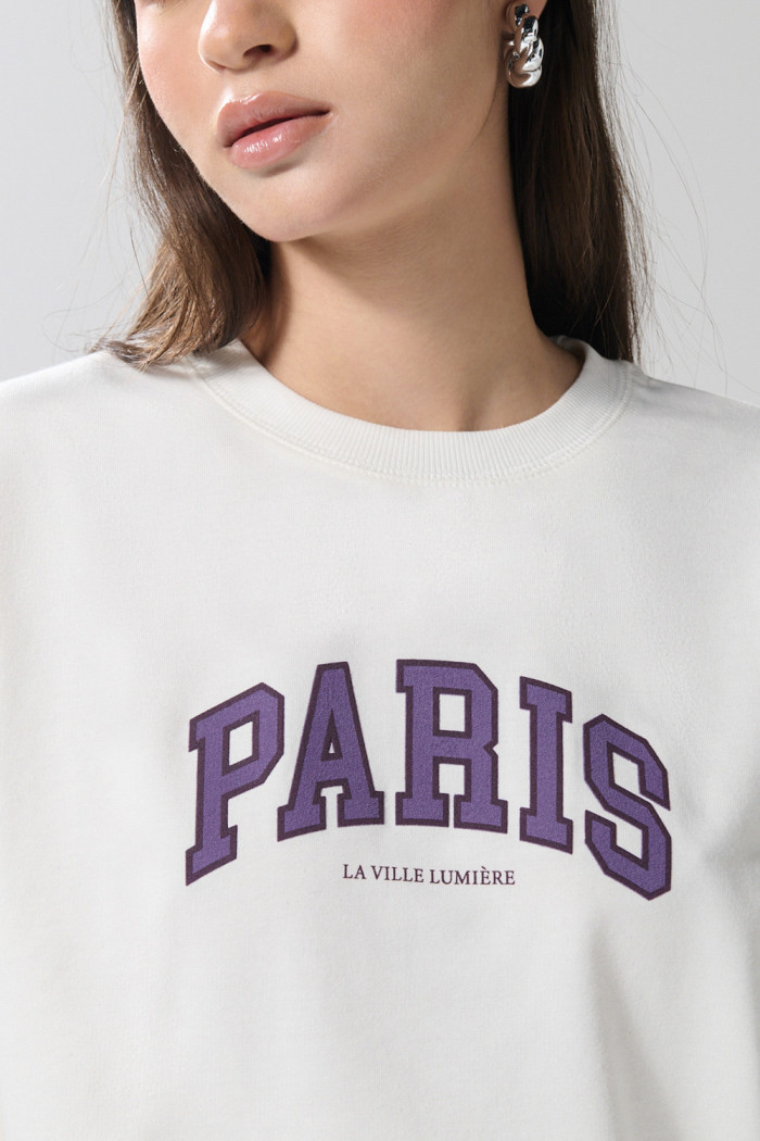 Buzo crema claro crop top con diseño college de París