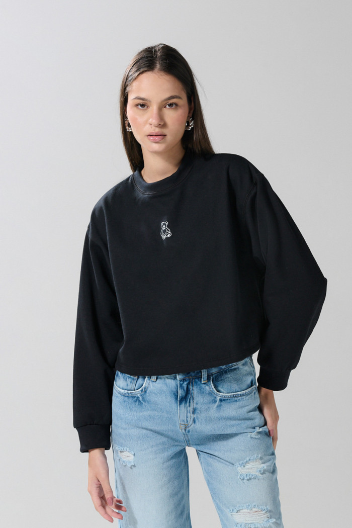 Buzo crop top negro con diseño de osito bordado