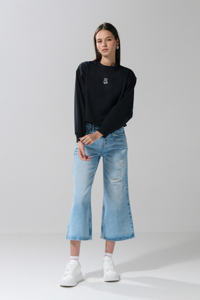 Buzo crop top negro con diseño de osito bordado