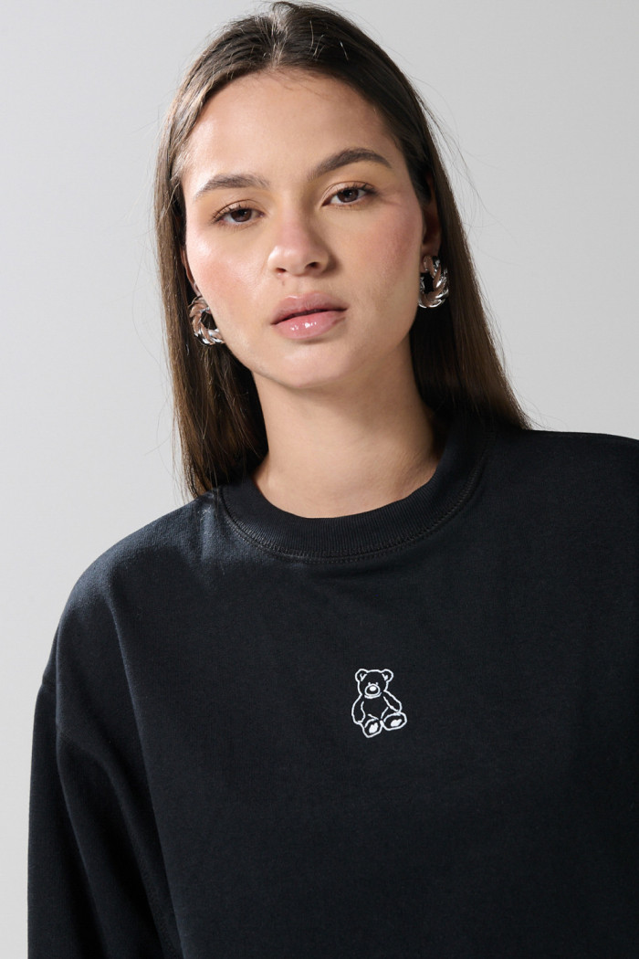 Buzo crop top negro con diseño de osito bordado