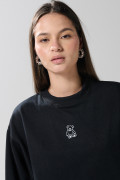 Buzo crop top negro con diseño de osito bordado