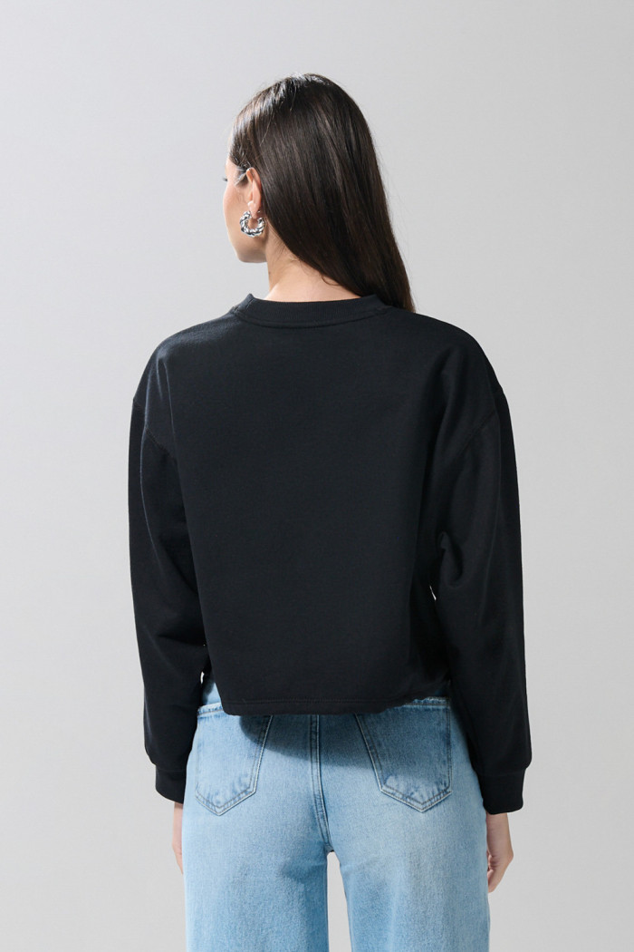 Buzo crop top negro con diseño de osito bordado