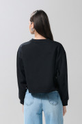 Buzo crop top negro con diseño de osito bordado