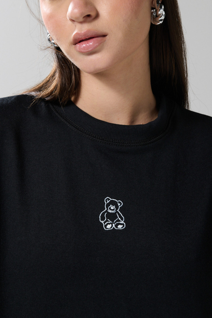 Buzo crop top negro con diseño de osito bordado