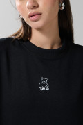 Buzo crop top negro con diseño de osito bordado