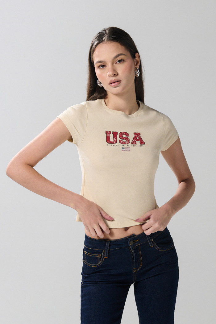 Camiseta kaki clara manga corta con arte college rojo