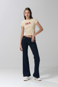 Camiseta kaki clara manga corta con arte college rojo