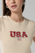 Camiseta kaki clara manga corta con arte college rojo