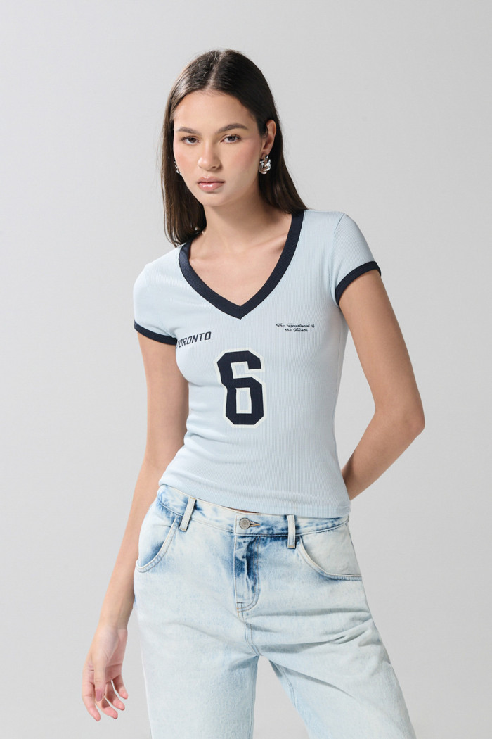 Camiseta cuello V azul clara con estampado college