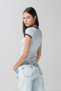 Camiseta cuello V azul clara con estampado college