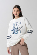 Buzo oversize college crema claro con cuello redondo