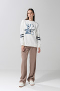 Buzo oversize college crema claro con cuello redondo