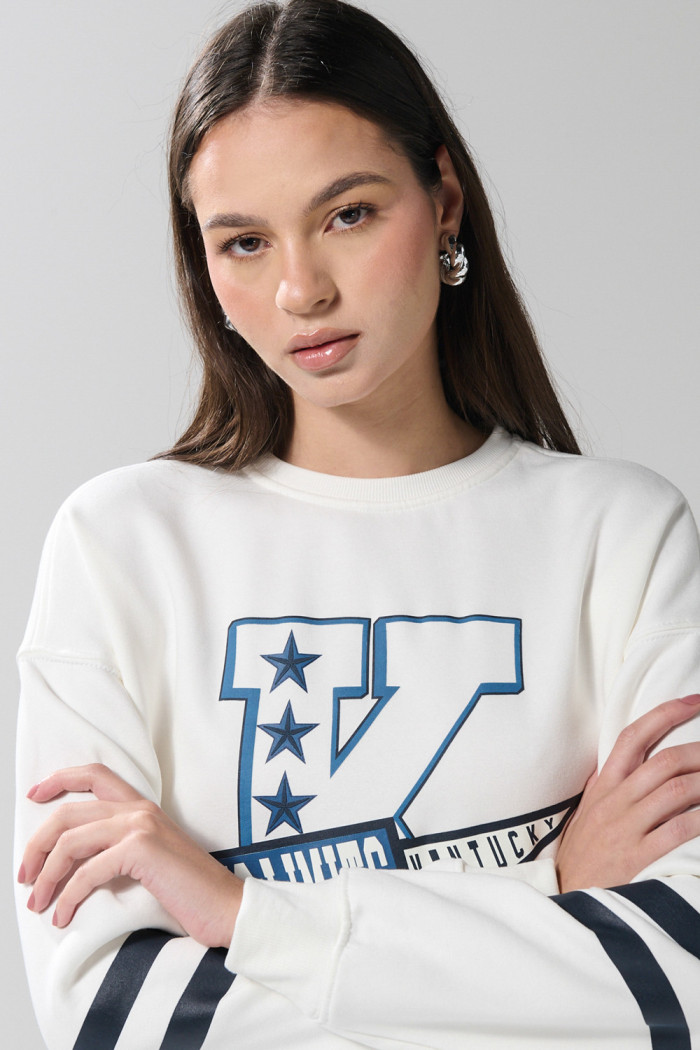 Buzo oversize college crema claro con cuello redondo