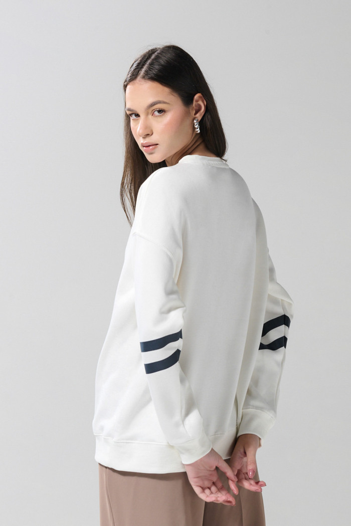 Buzo oversize college crema claro con cuello redondo