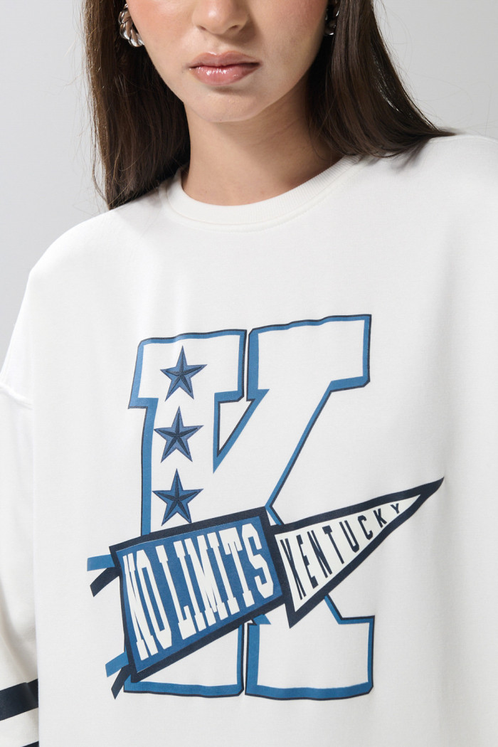 Buzo oversize college crema claro con cuello redondo